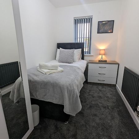 Clariturf - 4 Bedroom Semi - Private Parking Near Turf Moor, Town Centre, Transport And Motorway Links Next To Canal, 3 Parks And Lake - Sky And Netflix Burnley Dış mekan fotoğraf