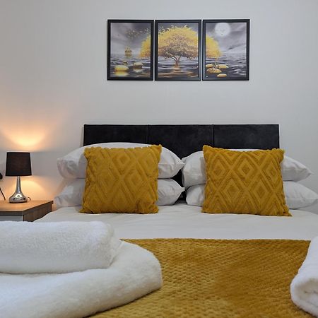 Clariturf - 4 Bedroom Semi - Private Parking Near Turf Moor, Town Centre, Transport And Motorway Links Next To Canal, 3 Parks And Lake - Sky And Netflix Burnley Dış mekan fotoğraf