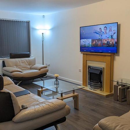 Clariturf - 4 Bedroom Semi - Private Parking Near Turf Moor, Town Centre, Transport And Motorway Links Next To Canal, 3 Parks And Lake - Sky And Netflix Burnley Dış mekan fotoğraf