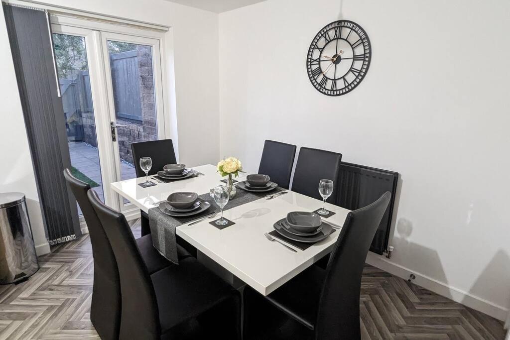 Clariturf - 4 Bedroom Semi - Private Parking Near Turf Moor, Town Centre, Transport And Motorway Links Next To Canal, 3 Parks And Lake - Sky And Netflix Burnley Dış mekan fotoğraf