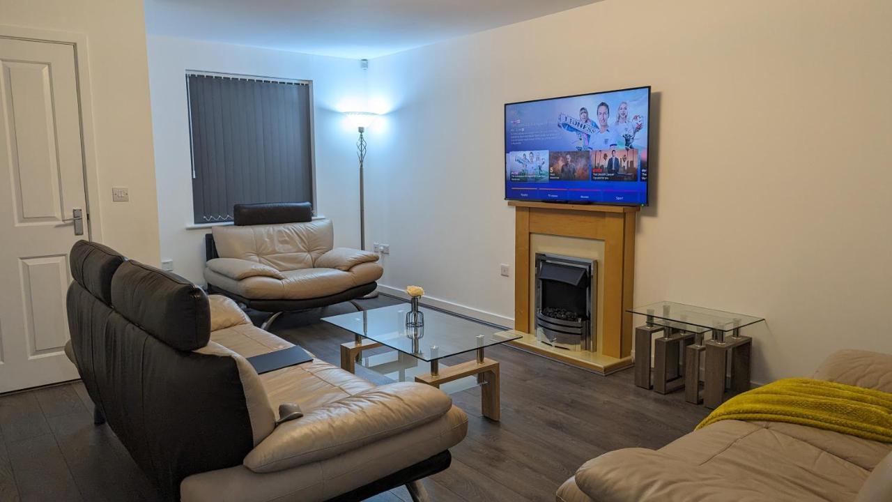 Clariturf - 4 Bedroom Semi - Private Parking Near Turf Moor, Town Centre, Transport And Motorway Links Next To Canal, 3 Parks And Lake - Sky And Netflix Burnley Dış mekan fotoğraf