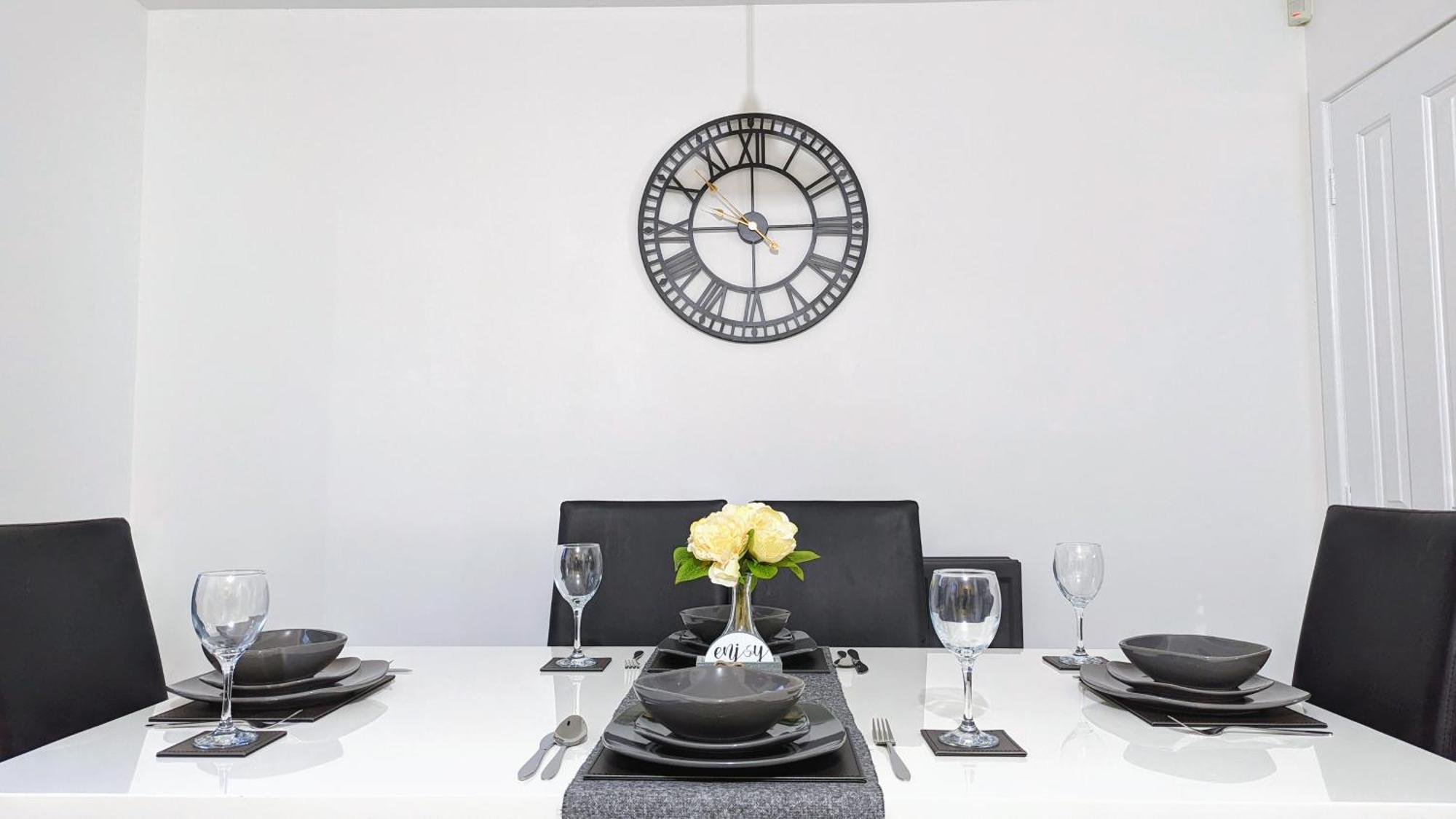 Clariturf - 4 Bedroom Semi - Private Parking Near Turf Moor, Town Centre, Transport And Motorway Links Next To Canal, 3 Parks And Lake - Sky And Netflix Burnley Dış mekan fotoğraf
