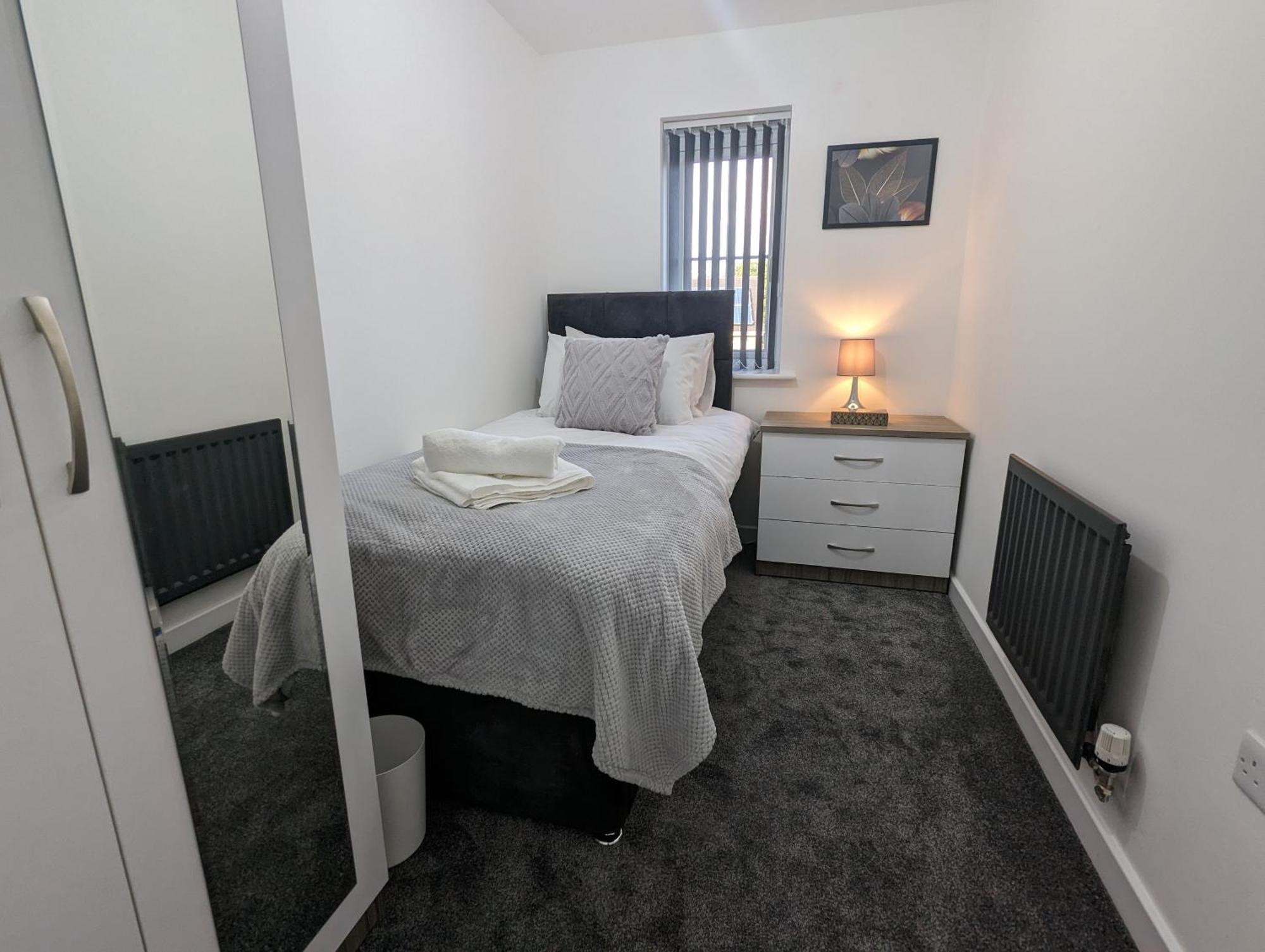 Clariturf - 4 Bedroom Semi - Private Parking Near Turf Moor, Town Centre, Transport And Motorway Links Next To Canal, 3 Parks And Lake - Sky And Netflix Burnley Dış mekan fotoğraf