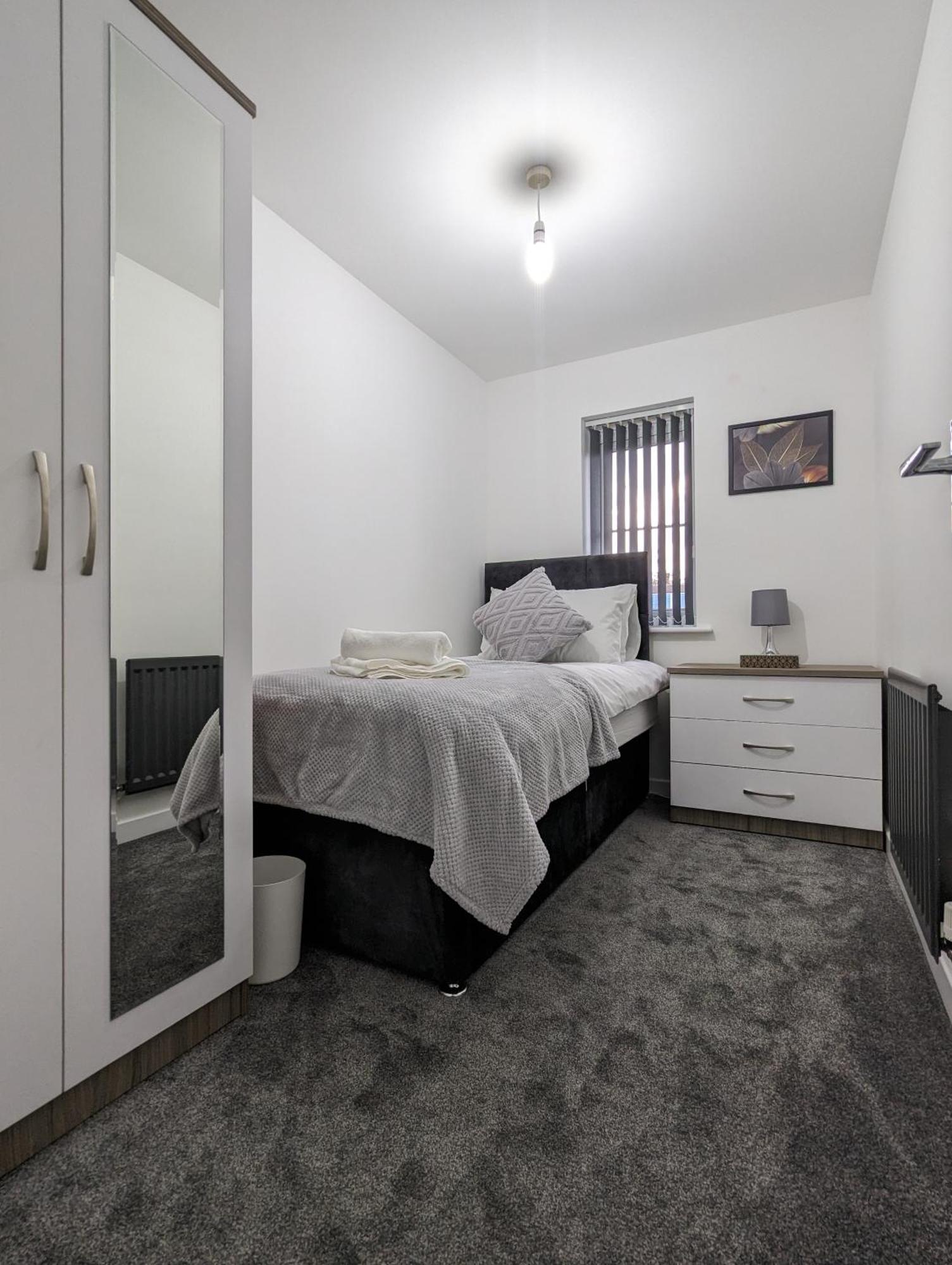 Clariturf - 4 Bedroom Semi - Private Parking Near Turf Moor, Town Centre, Transport And Motorway Links Next To Canal, 3 Parks And Lake - Sky And Netflix Burnley Dış mekan fotoğraf