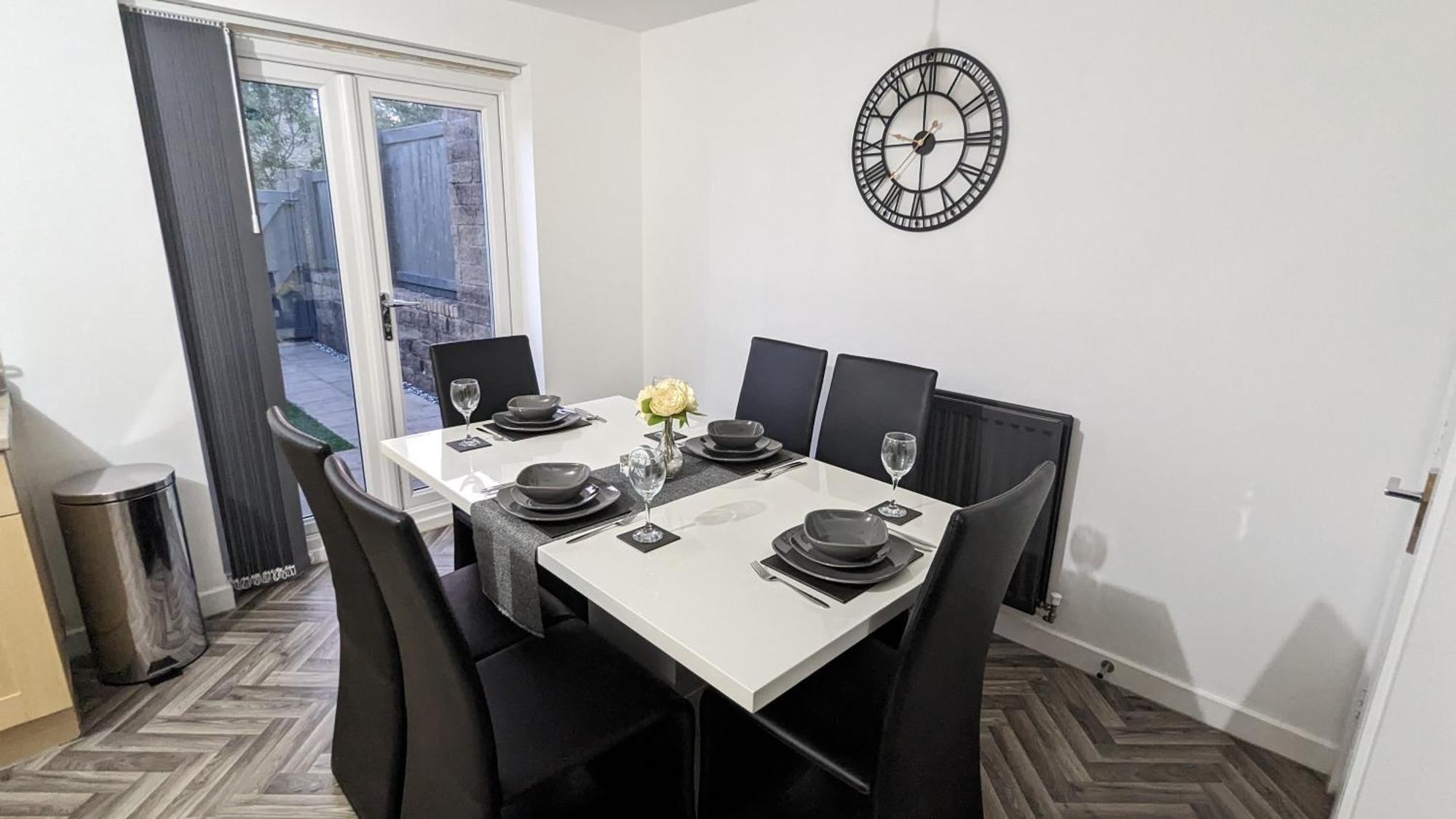Clariturf - 4 Bedroom Semi - Private Parking Near Turf Moor, Town Centre, Transport And Motorway Links Next To Canal, 3 Parks And Lake - Sky And Netflix Burnley Dış mekan fotoğraf
