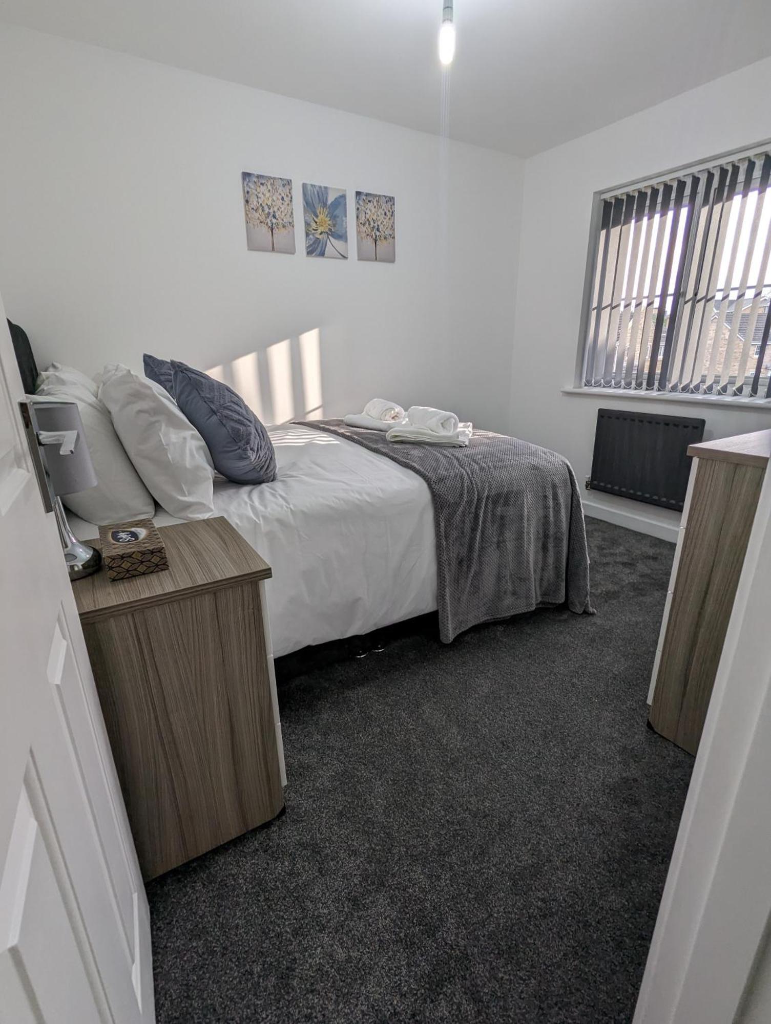 Clariturf - 4 Bedroom Semi - Private Parking Near Turf Moor, Town Centre, Transport And Motorway Links Next To Canal, 3 Parks And Lake - Sky And Netflix Burnley Dış mekan fotoğraf
