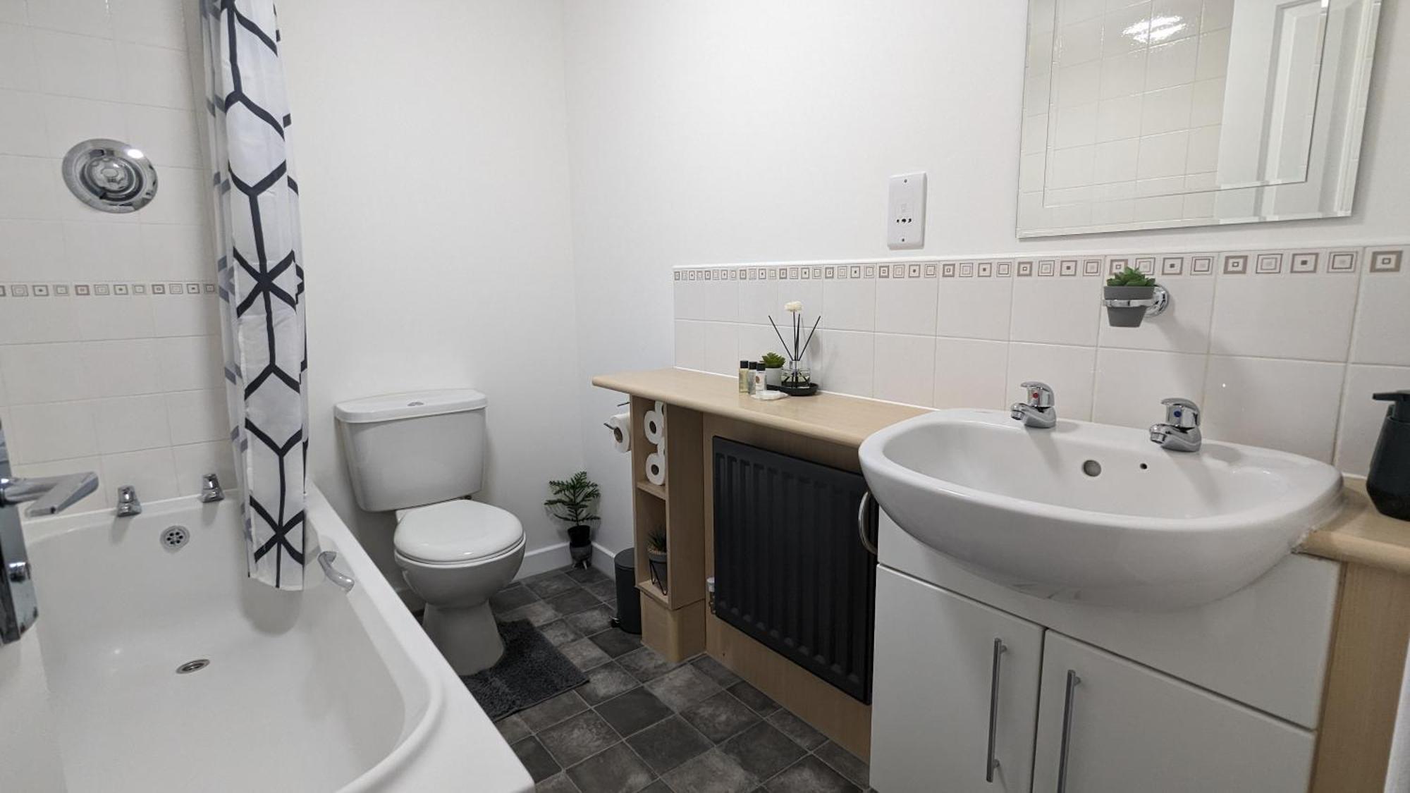Clariturf - 4 Bedroom Semi - Private Parking Near Turf Moor, Town Centre, Transport And Motorway Links Next To Canal, 3 Parks And Lake - Sky And Netflix Burnley Dış mekan fotoğraf