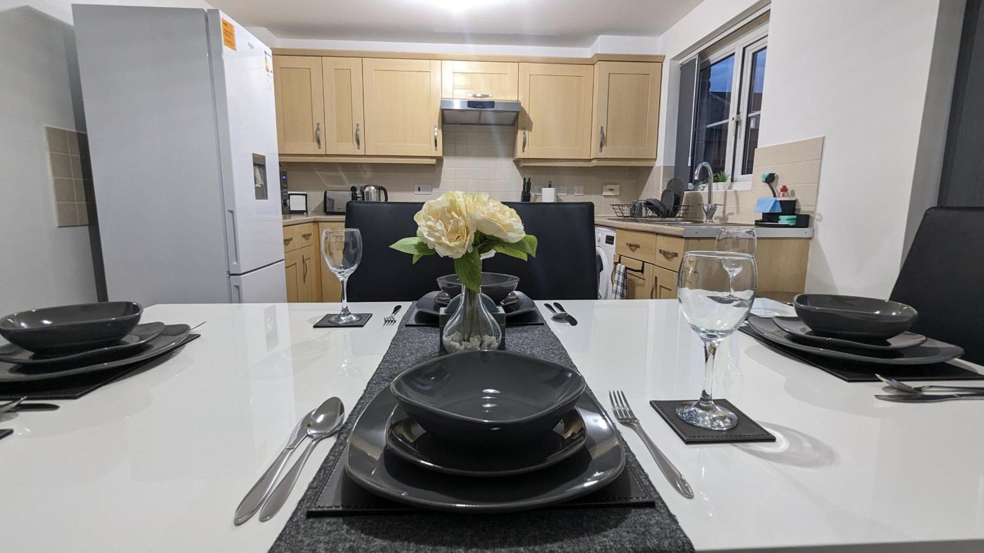 Clariturf - 4 Bedroom Semi - Private Parking Near Turf Moor, Town Centre, Transport And Motorway Links Next To Canal, 3 Parks And Lake - Sky And Netflix Burnley Dış mekan fotoğraf