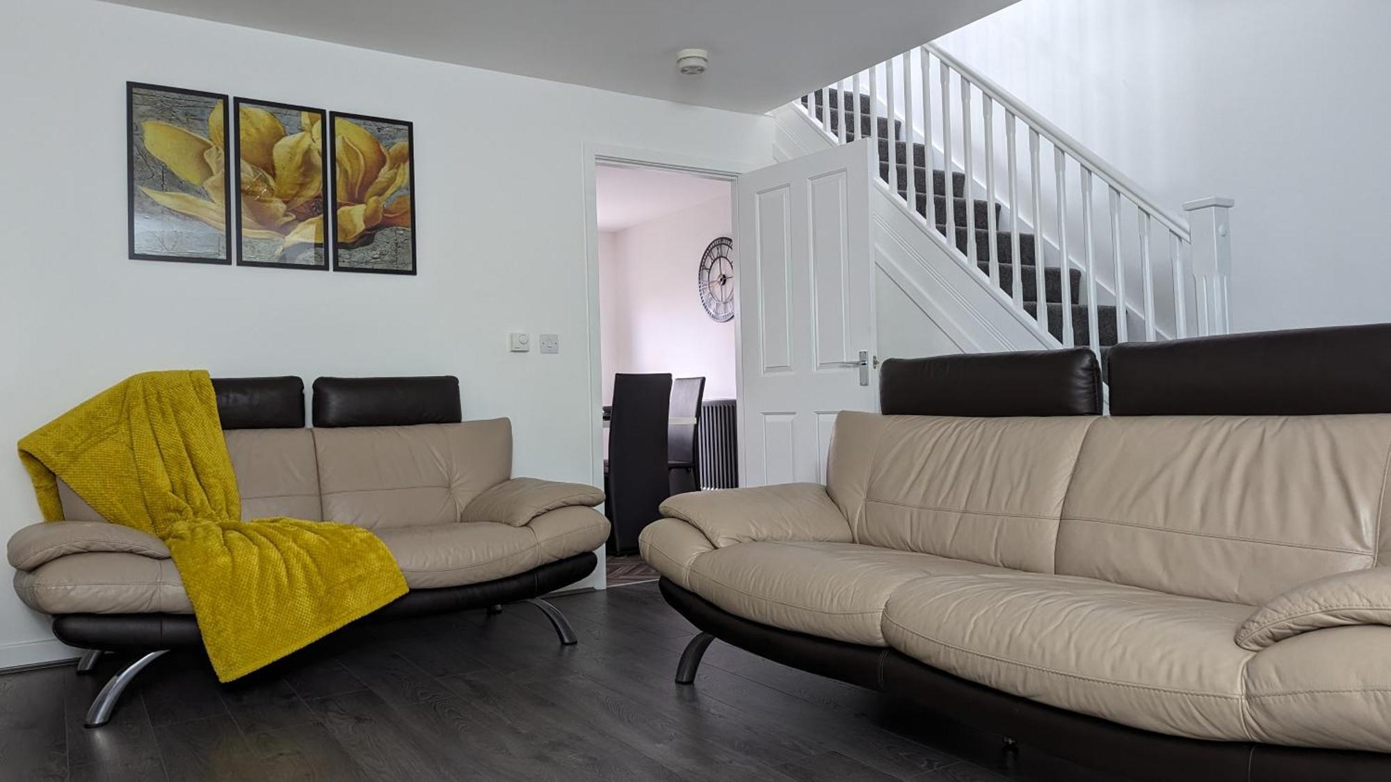Clariturf - 4 Bedroom Semi - Private Parking Near Turf Moor, Town Centre, Transport And Motorway Links Next To Canal, 3 Parks And Lake - Sky And Netflix Burnley Dış mekan fotoğraf