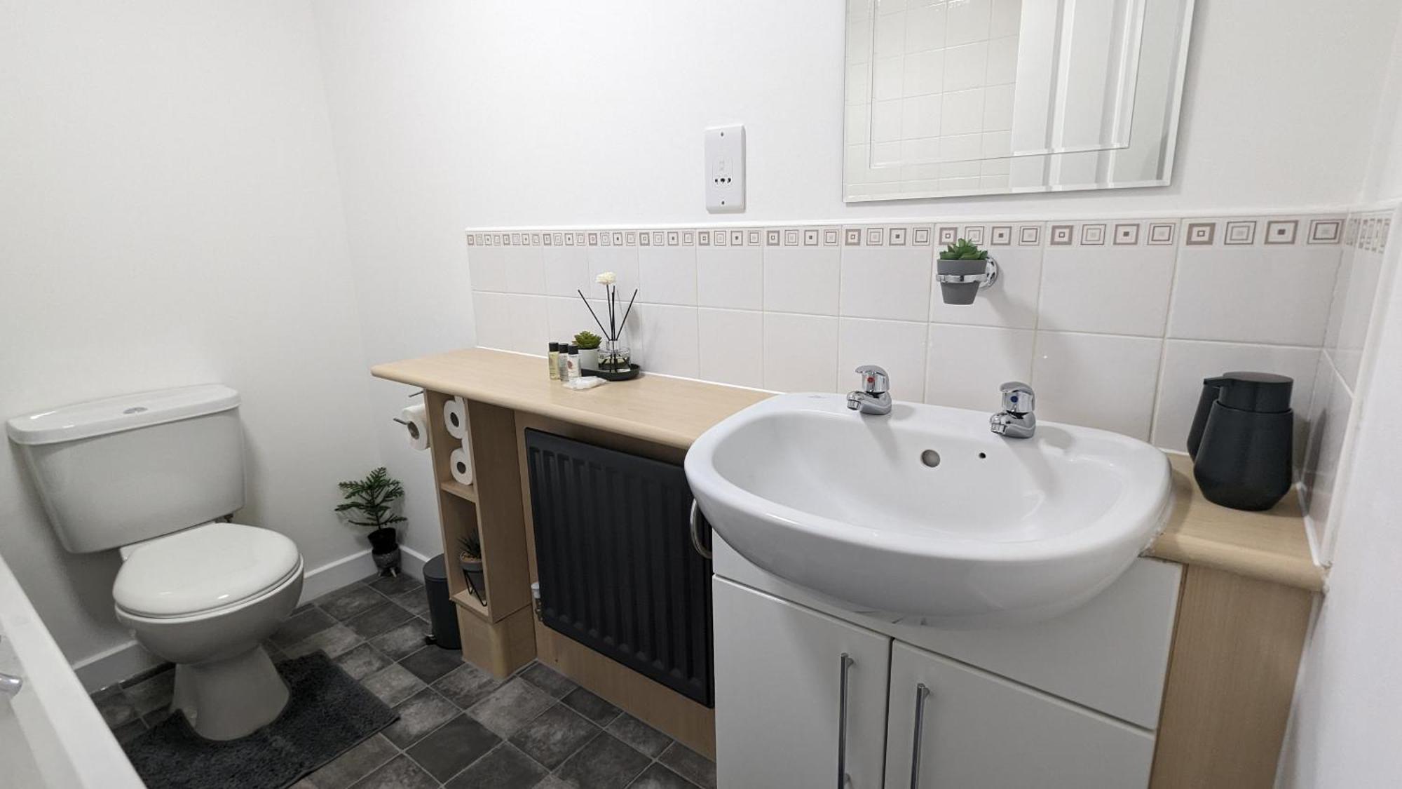 Clariturf - 4 Bedroom Semi - Private Parking Near Turf Moor, Town Centre, Transport And Motorway Links Next To Canal, 3 Parks And Lake - Sky And Netflix Burnley Dış mekan fotoğraf