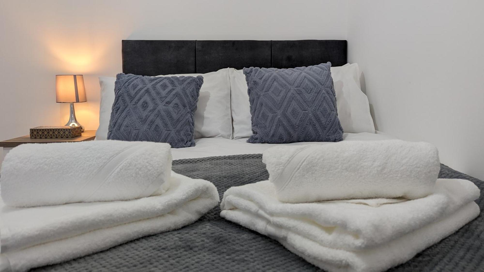 Clariturf - 4 Bedroom Semi - Private Parking Near Turf Moor, Town Centre, Transport And Motorway Links Next To Canal, 3 Parks And Lake - Sky And Netflix Burnley Dış mekan fotoğraf
